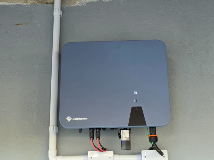 Inversor instalado na parede, com a tubulação elétrica organizada