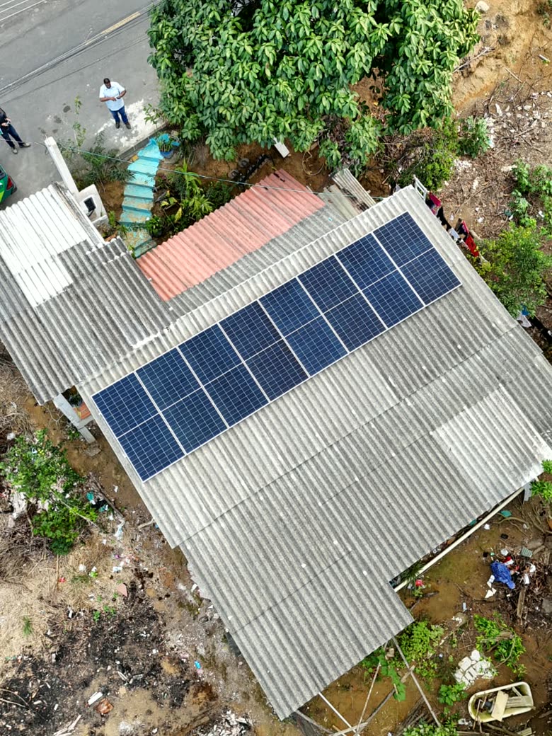 Vista aérea de um telhado comercial comprido coberto por placas solares