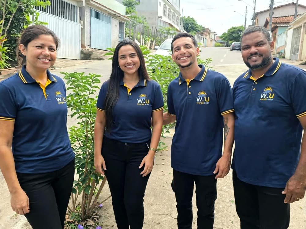 Equipe da W.U Energia Solar de uniforme, quatro pessoas na rua